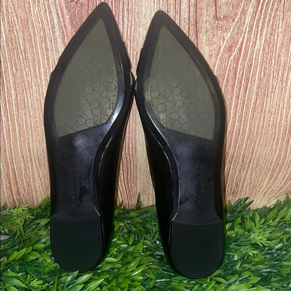 Calvin Klein Women’s Gailia Black Leather Flats Shoes - Picture 9 of 10